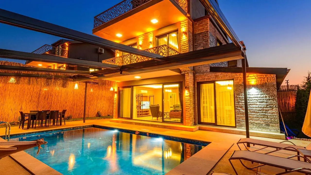 Soeguet 4 - 4 Bedroom With Jacuzzi In Fethiye